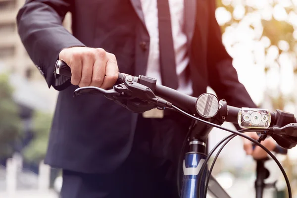 Jonge zakenmensen met een fiets — Stockfoto