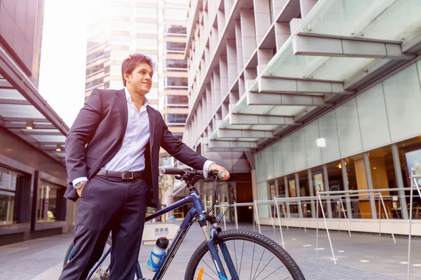 Hombre de negocios exitoso con bicicleta — Foto de Stock