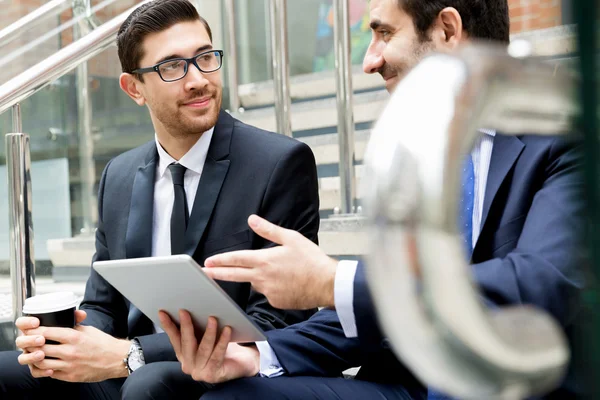 Dos hombres de negocios hablando al aire libre — Foto de Stock