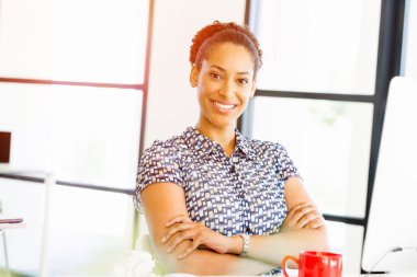 Afro-Amerikan ofis çalışanı iş içinde gülümseyen portresi