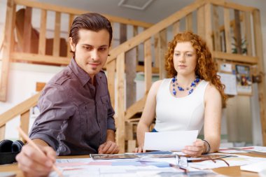 Ofisteki iki genç mimar