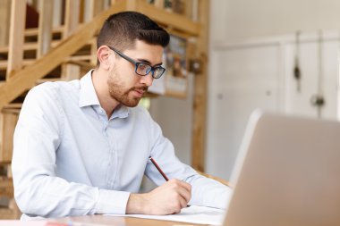 Genç adam mimar ofis