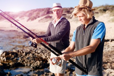 Yaşlı adam torunuyla balık tutuyor.