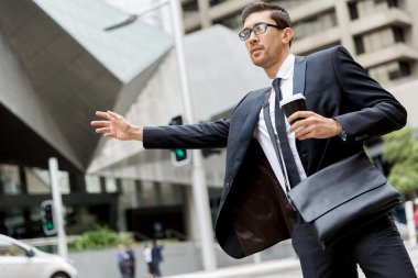 Genç İşadamları için bir taksi yağıyor