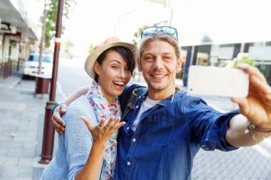 Gülümseyen çift kamera ile