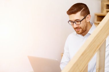 Office merdivenlerde oturan genç adam portresi