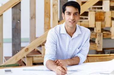 Genç adam mimar ofis