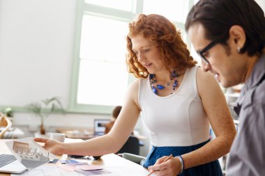 Ofisteki iki genç mimar