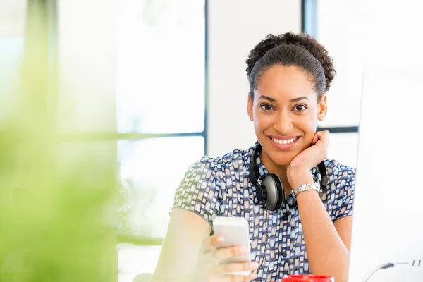 Portrait of smiling afro-american office worker sitting in offfice — Stock Photo, Image