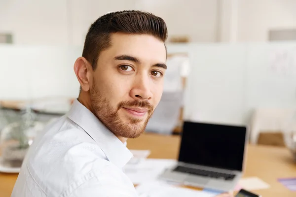 Joven en la oficina — Foto de Stock