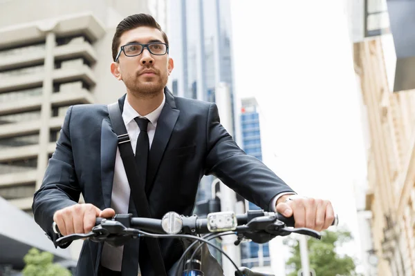 Jonge zakenmensen met een fiets — Stockfoto