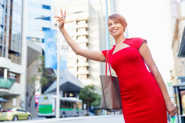 Femme d'affaires essayant d'attraper un taxi — Photo