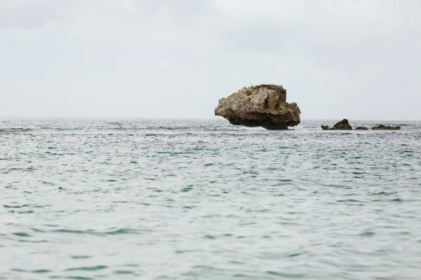 Felsen, Meer und blauer Himmel — Stockfoto
