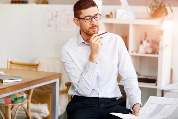 Jonge man in Office — Stockfoto