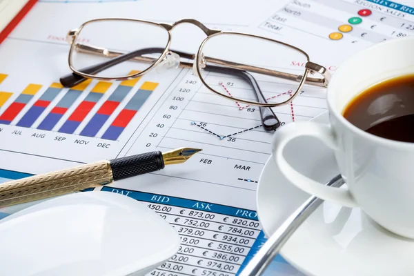 Financiële grafieken en grafieken op de tabel — Stockfoto