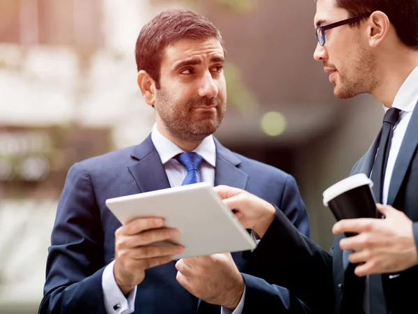 Açık havada konuşurken iki iş adamları