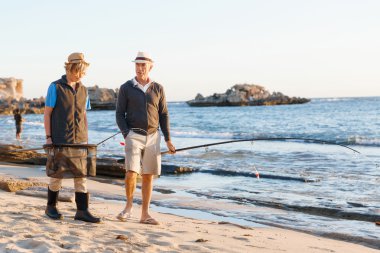 Yaşlı adam torunuyla balık tutuyor.