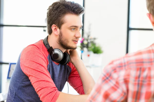 Jongeman aan het werk — Stockfoto