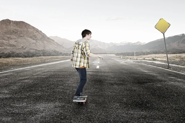 Junge fahren Skateboard. Gemischte Medien — Stockfoto