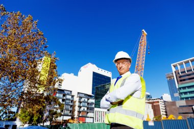 İnşaat alanında mühendis.