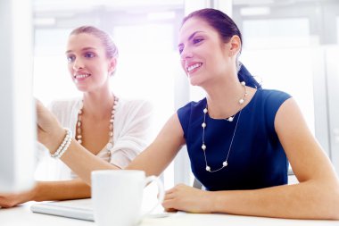 Ofiste iki bayan meslektaşım var.