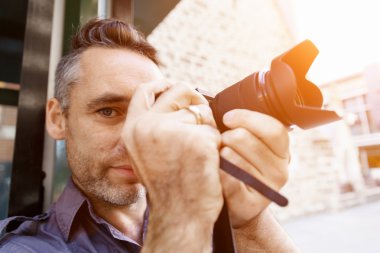 Erkek fotoğrafçı alarak resim