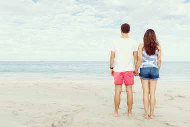 Sahilde romantik genç çift ayakta