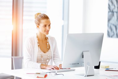 Çekici ofis çalışanı masada oturuyor.