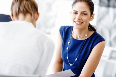 Ofiste iki bayan meslektaşım var.