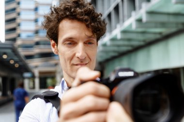 Erkek fotoğrafçı alarak resim