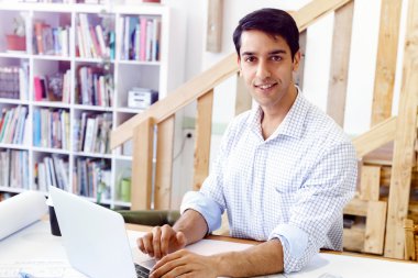 Genç adam mimar ofis