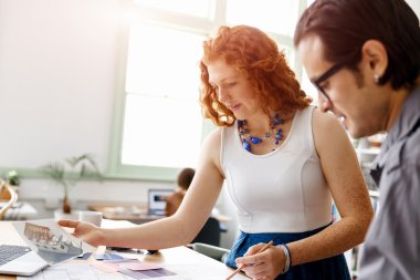 Ofisteki iki genç mimar