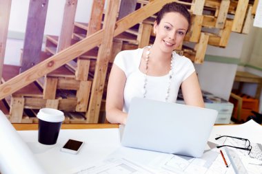 Görevdeki genç bayan.