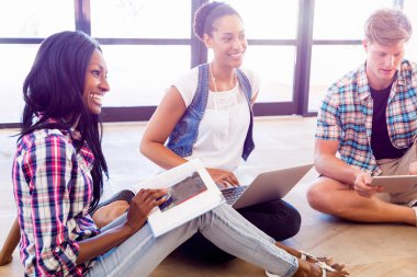 Genç Ofis çalışanları veya bir takım olarak öğrenciler