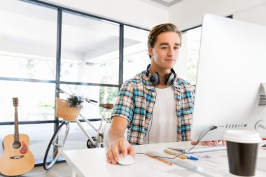 Genç adam ofiste çalışıyor.