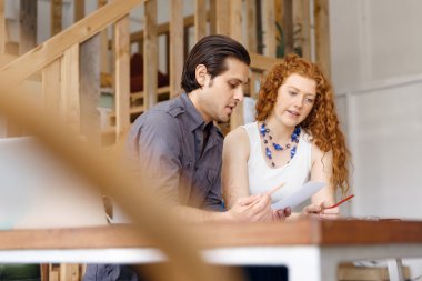 İki genç insan Office