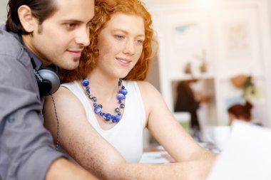 İki genç insan Office