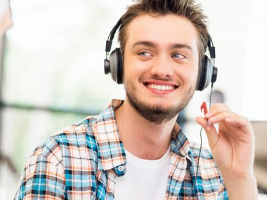 Genç adam ofiste çalışıyor.