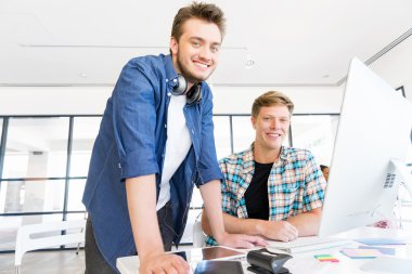 Genç Ofis çalışanları tartışıyor