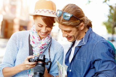 Gülümseyen çift kamera ile