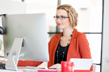 Görevdeki genç bayan.