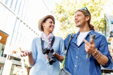 Gülümseyen çift kamera ile