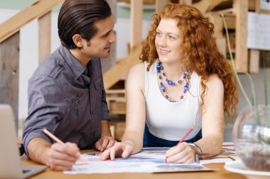 Ofisteki iki genç mimar