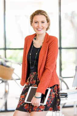 Görevdeki genç bayan.