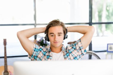 Genç adam ofiste çalışıyor.