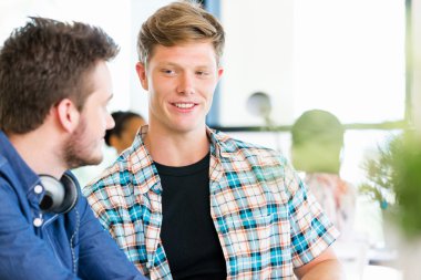 Genç Ofis çalışanları tartışıyor