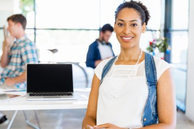 Afro-Amerikan ofis çalışanı iş içinde onun meslektaşları ile gülümseyen portresi
