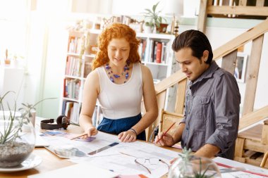 Ofisteki iki genç mimar