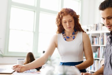 İki genç insan Office