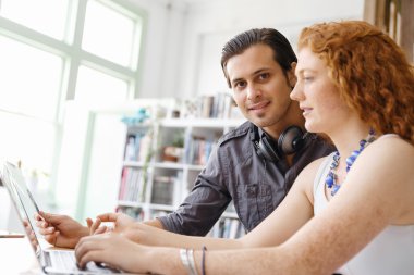 Ofiste iki genç tasarımcılar